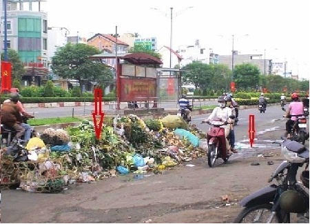 Lòng đường trước chợ Lạc Quang, TP HCM, bị "tận dụng" làm bãi rác? 